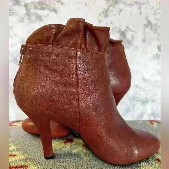 me too Shoes - Me Too JuJu Ruffle Top Zip-Back Ankle Booties size 7 1/2
